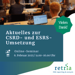 Das Foto im oberen Drittel zeigt Personen, die bei einem Vortrag zuhören. In der Mitte des Bildes ist auf türkisem Hintergrund in weißer Schrift zu lesen: "Aktuelles zur CSRD- und ESRS-Umsetzung" und rechts neben dem Text ist ein grüner Kreis in dem in weißer Schrift "Vielen Dank!" steht.