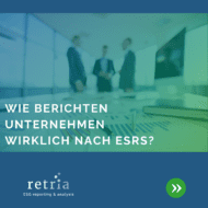 Drei Männer stehen vor einem Tisch und sind in ein Gespräch vertieft. In weißer Schrift steht links unten im Bild: Wie berichten Unternehmen wirklich nach ESRS.