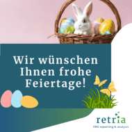 Oberes Drittel: Ein weißer Hase sitzt in einem Korb voll bunter Ostereier. darunter steht: "Wir wünschen Ihnen frohe Feiertage!"