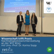 Drei Personen stehen vor einer Präsentationsfolie an der WU Wien.