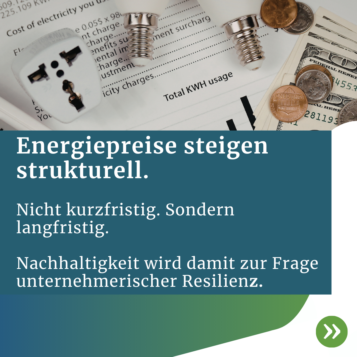 Symbolbild steigender Energiekosten mit Stromrechnung, Glühbirnen, Steckern und Geldscheinen – Hinweis auf langfristige Energiepreissteigerungen und unternehmerische Resilienz.